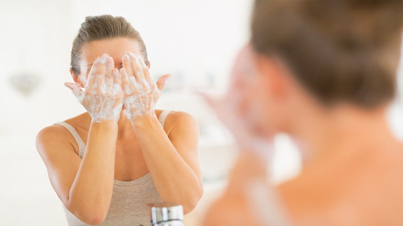 How To Use Face Wash Right Way: 8 Easy Step Guide